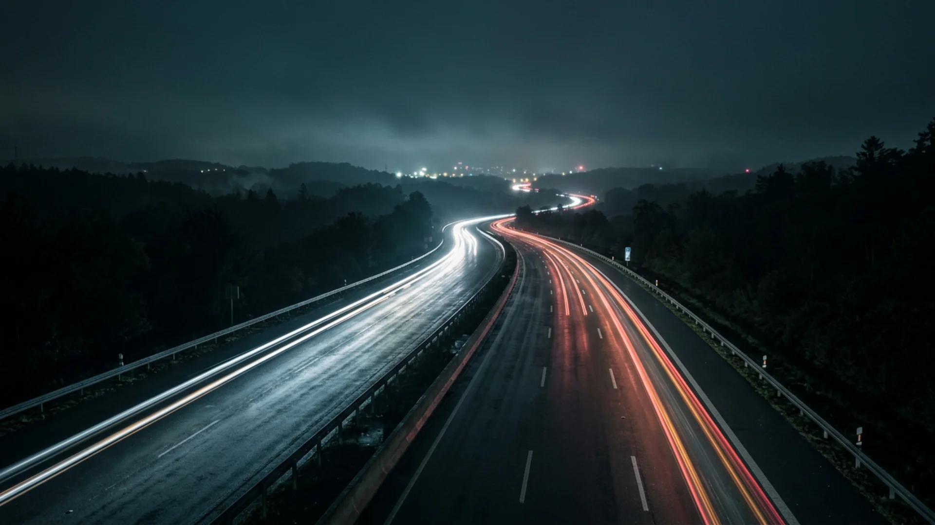 Nocna droga i światła pojazdów, tło sekcji hero, 1920x1080 px, format WebP